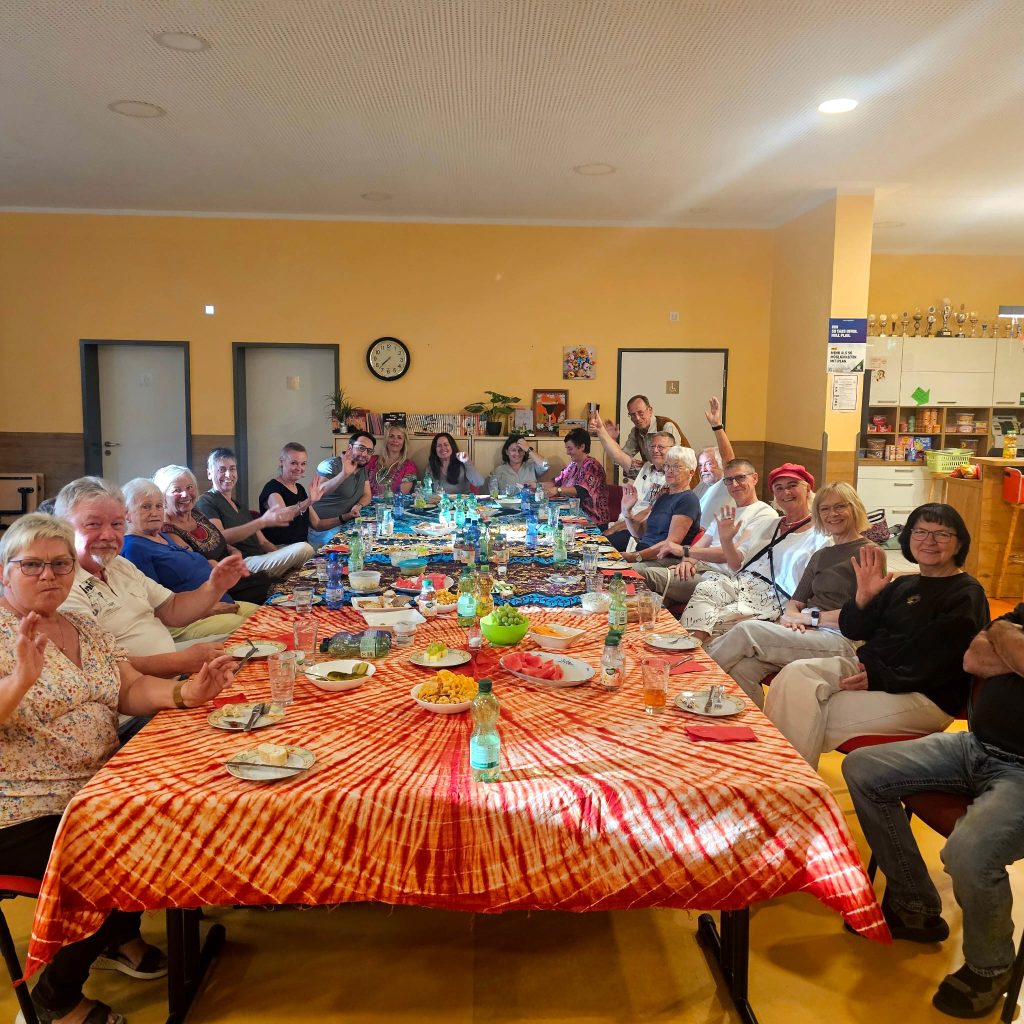 Gruppe von Menschen bei Tisch