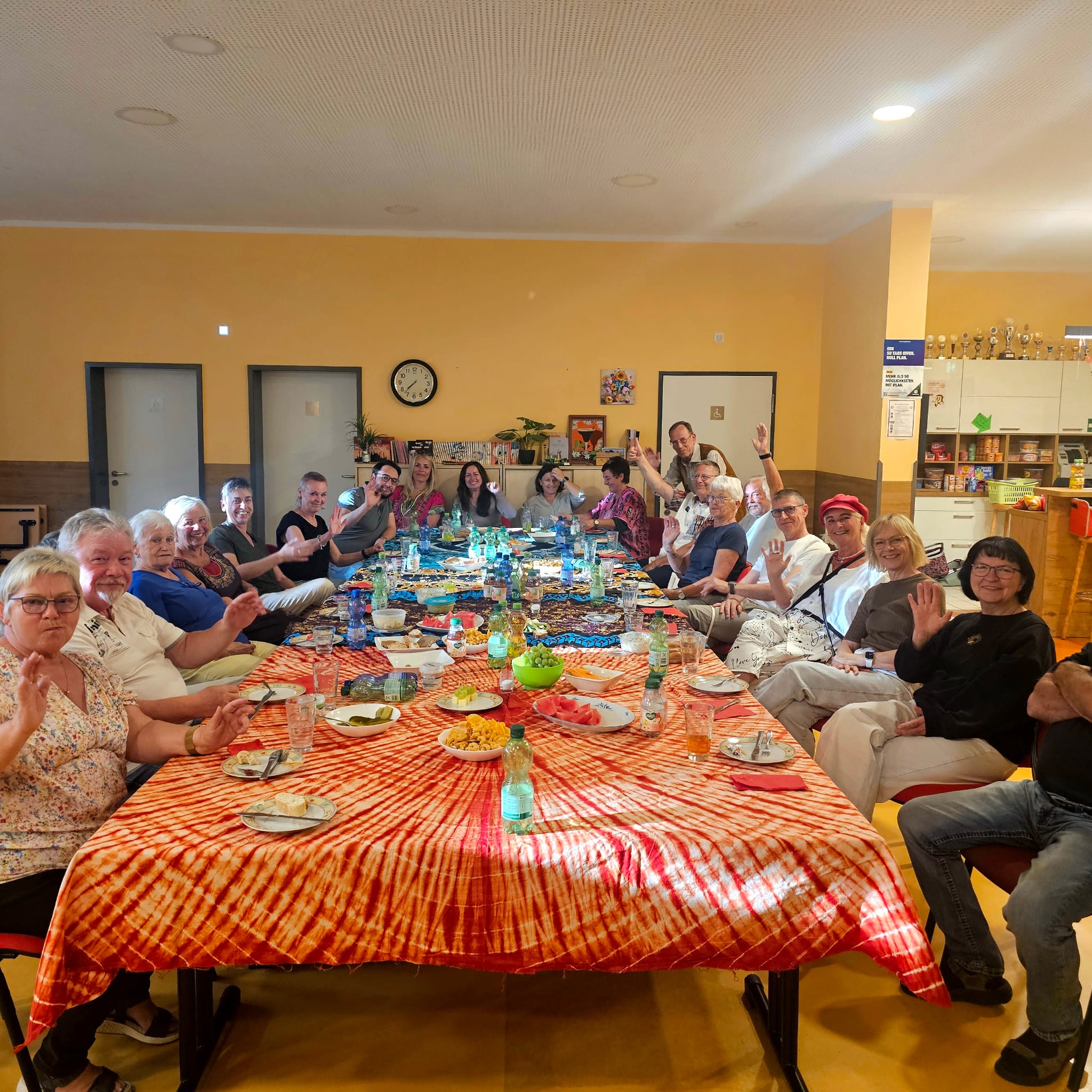 Gruppe von Menschen bei Tisch