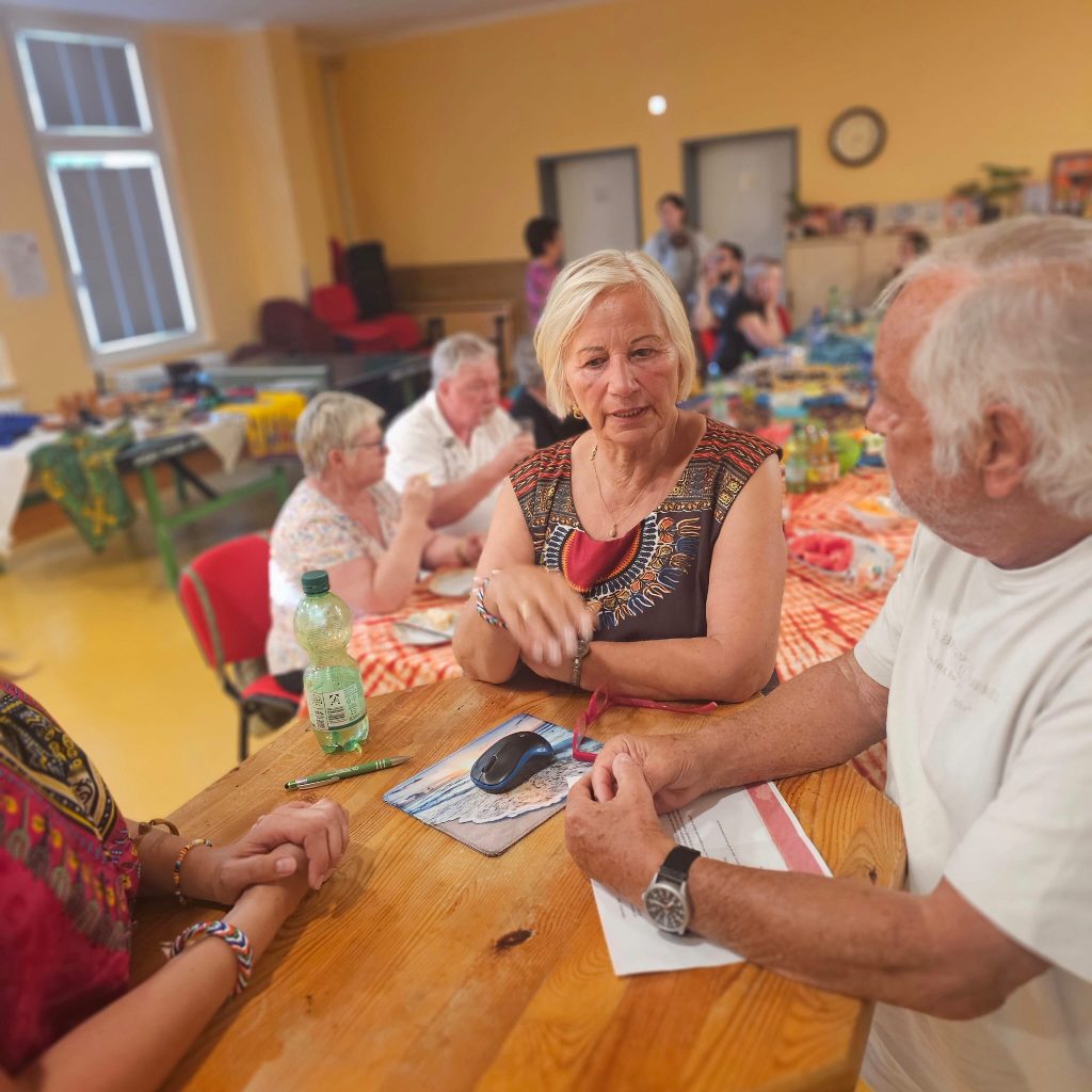 Gruppen von Menschen bei einem geselligen Treffen