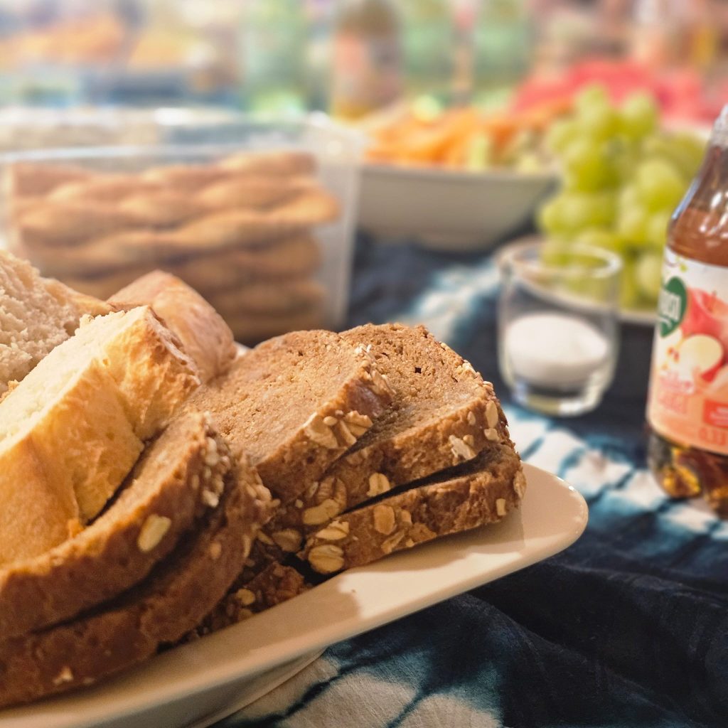 Ein Tischgedeck mit Brot, Getr&auml;nken und Snacks