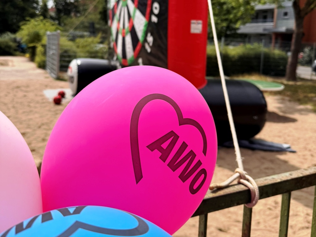 Luftballons mit AWO-Logo und Spielgeräte im Hintergrund