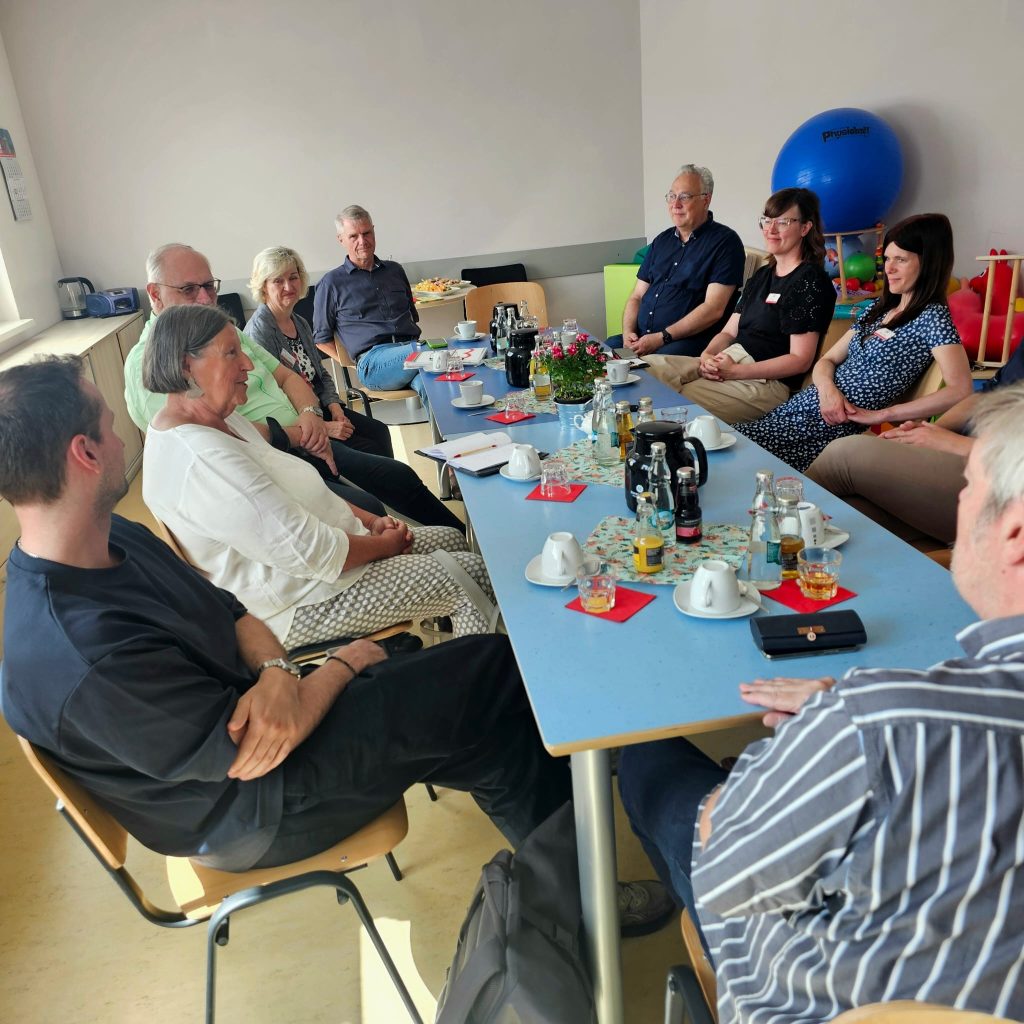 Gruppensitzung in einem Raum mit mehreren Personen