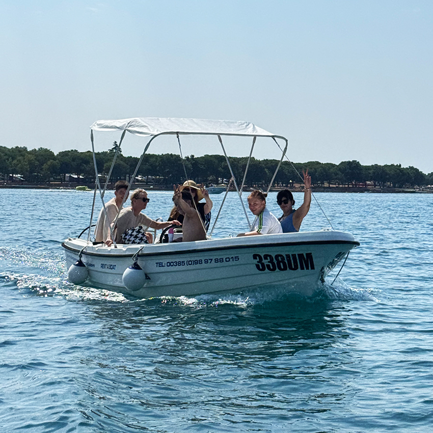 Gruppe von Menschen in einem kleinen Boot auf dem Wasser