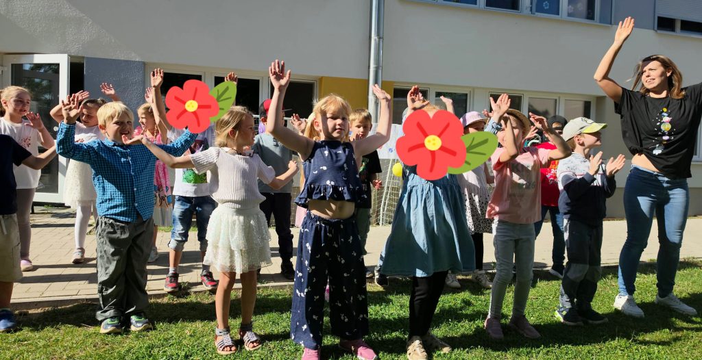 Gruppe von Kindern und Erwachsener bei einer Outdoor-Aktivit&auml;t
