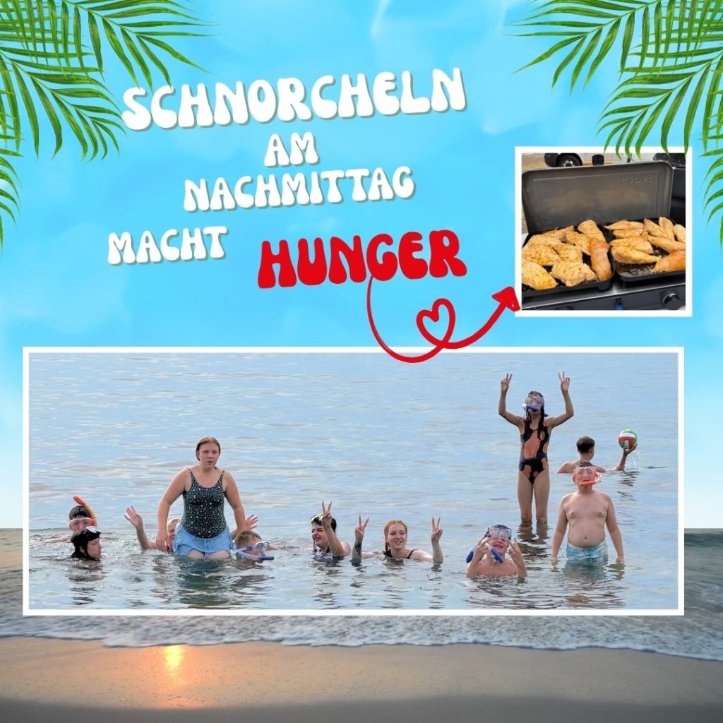 Menschen schnorcheln im Meer und ein Tischgrill mit Blätterteigsnacks.