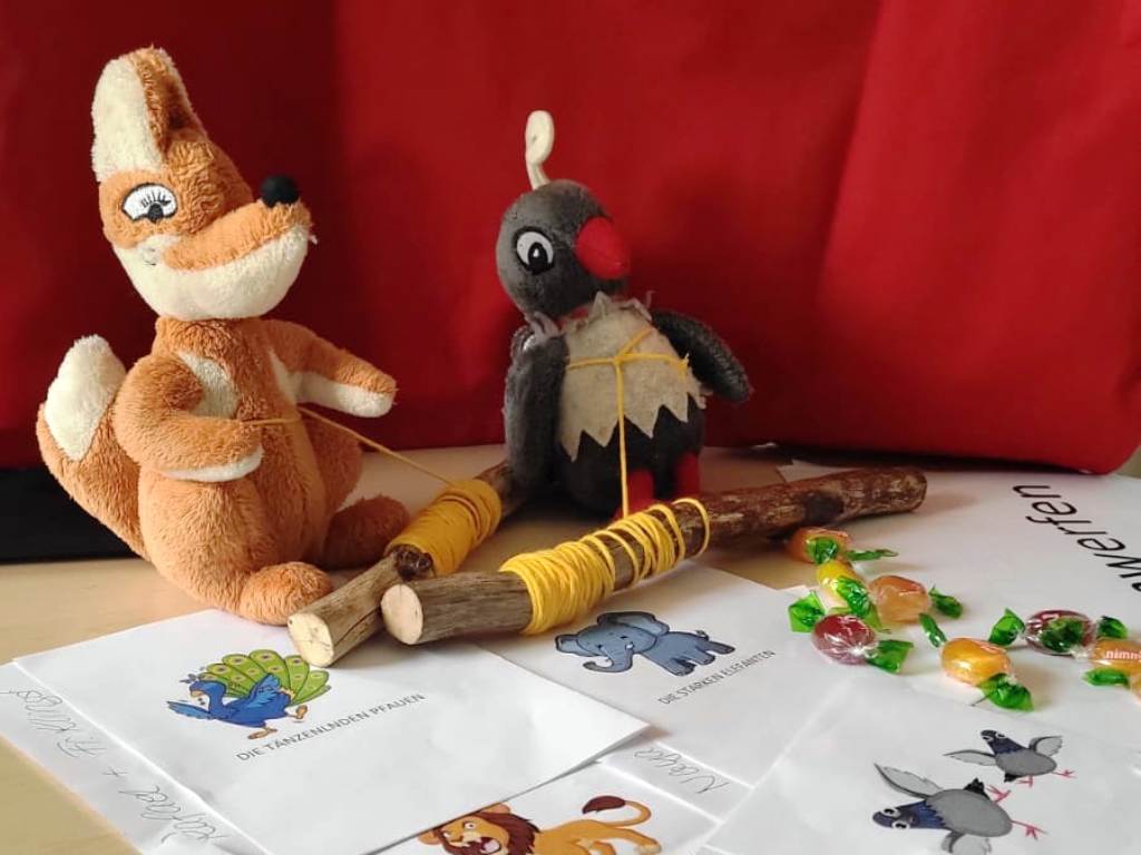 Zwei Stofftiere und Materialien auf einem Tisch