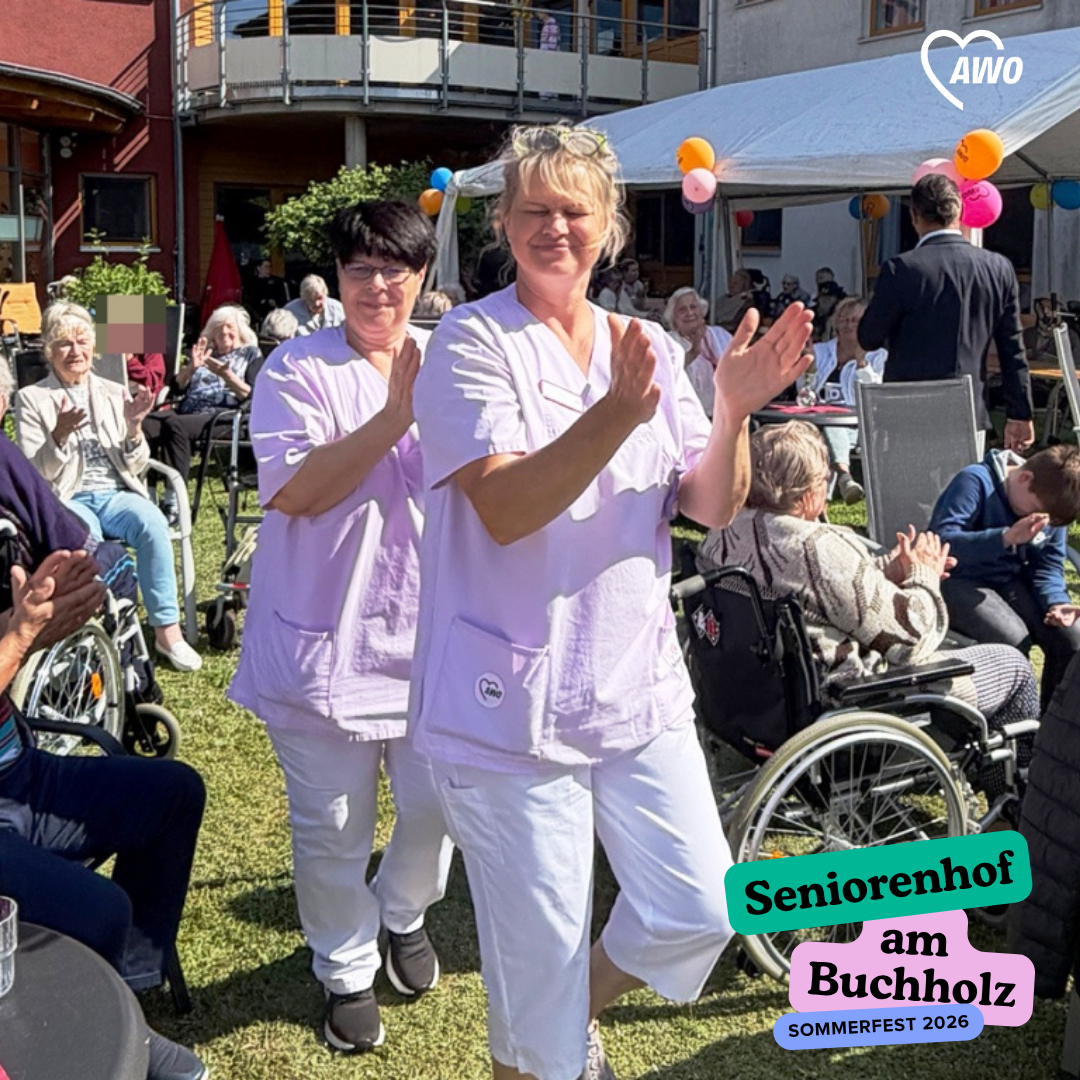 Pflegekräfte klatschen beim Sommerfest im Seniorenheim.
