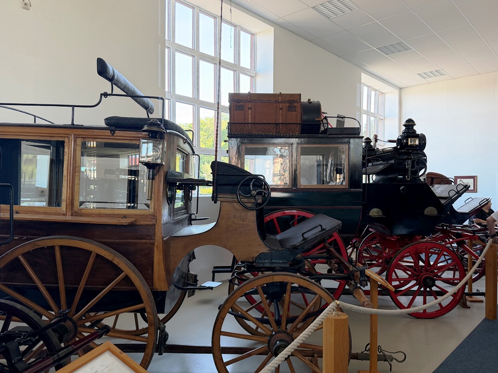 Historische Kutschen in einem Museum ausgestellt