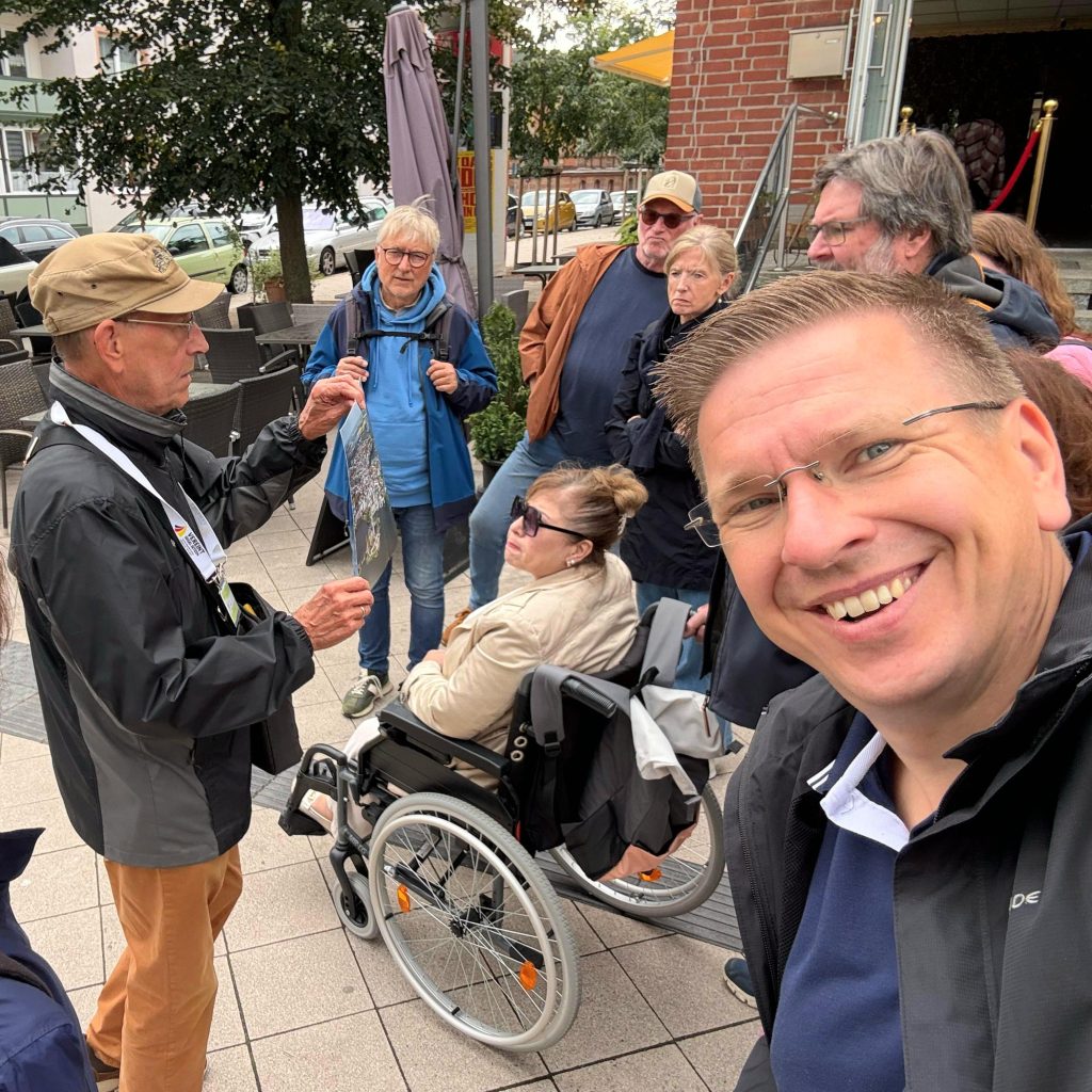 Gruppe von Menschen im Gespräch auf der Straße
