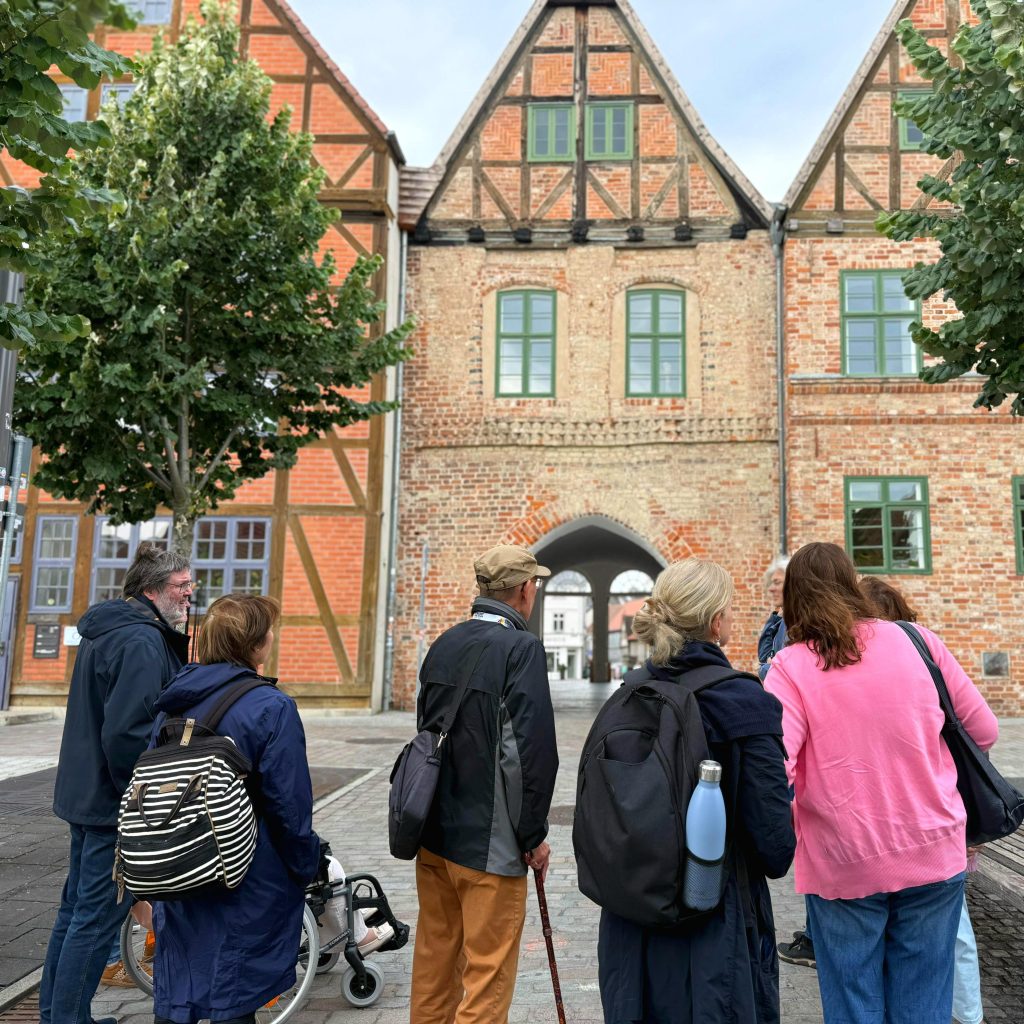 Gruppe von Menschen steht vor einem historischen Gebäude
