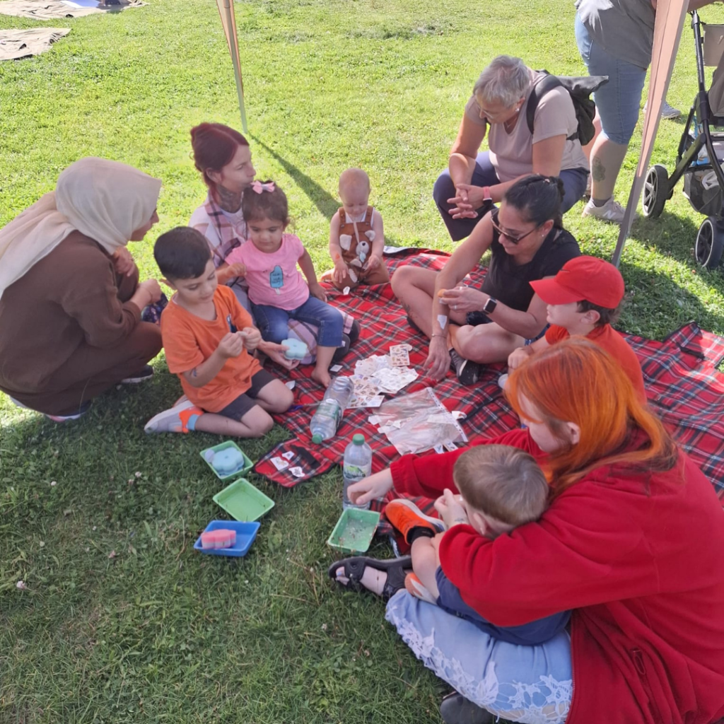 Gruppe von Menschen bei einem Picknick im Freien.