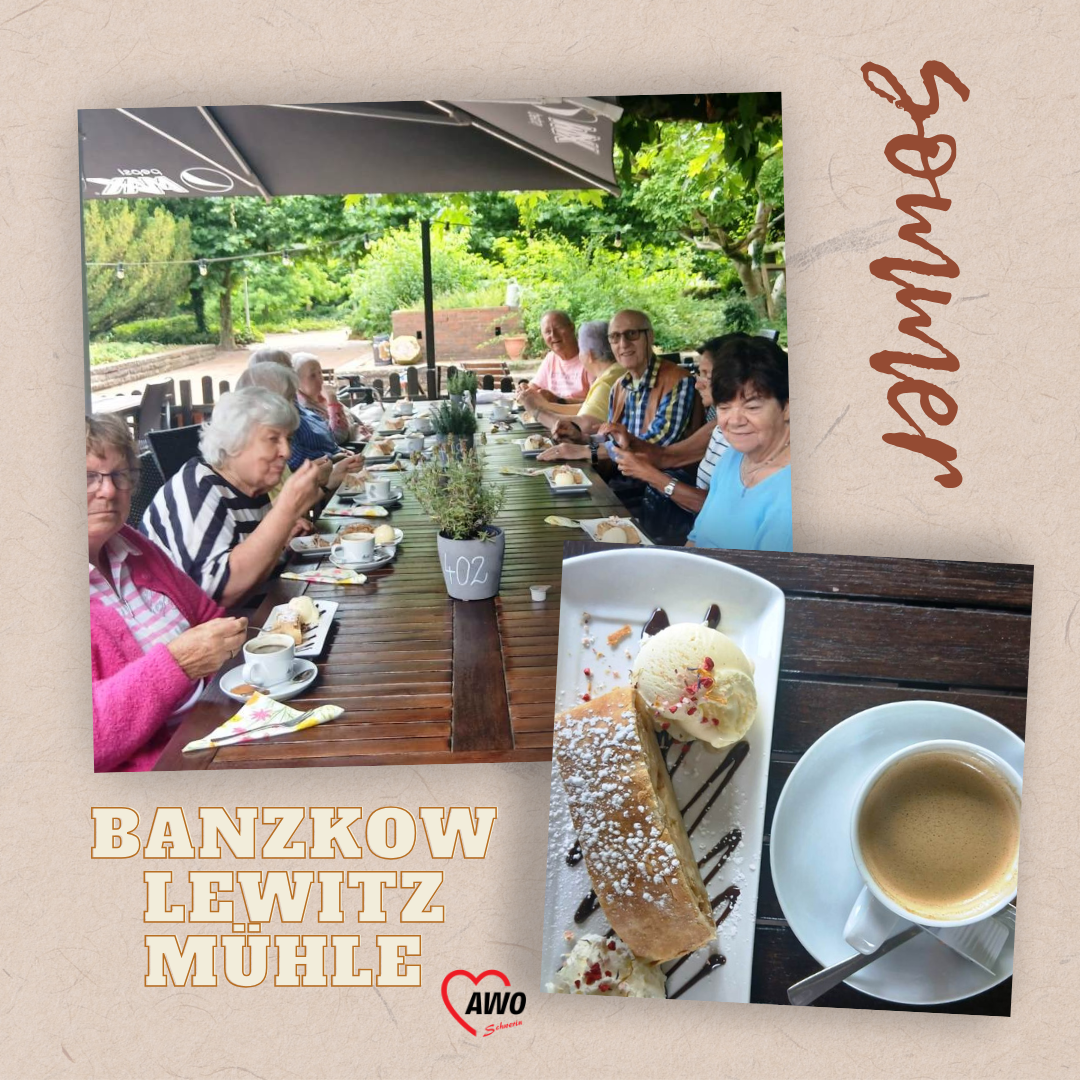 Eine Gruppe älterer Menschen sitzt an einem langen Holztisch im Freien und genießt Kaffee und Kuchen.