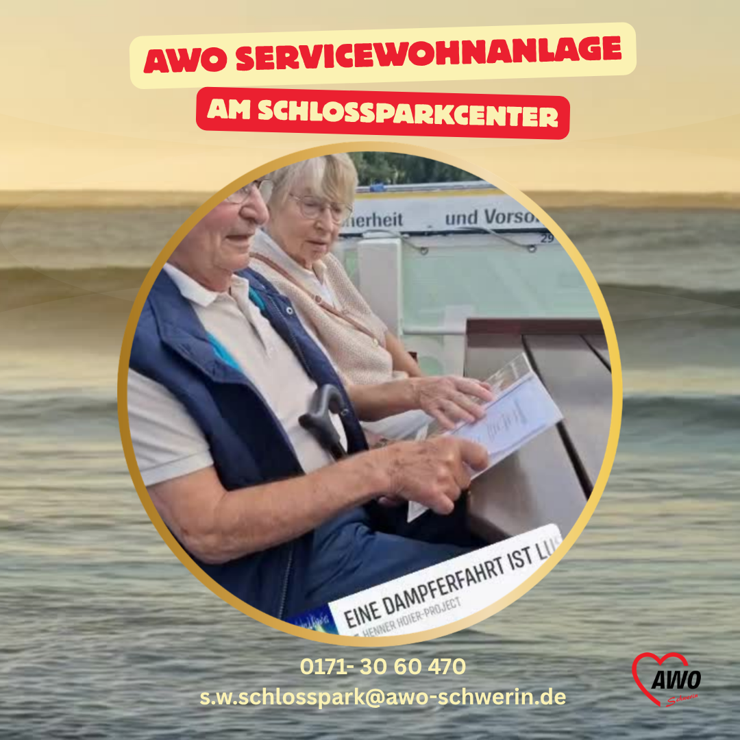 Zwei ältere Personen sitzen nebeneinander auf einer Bank und halten ein Papier in den Händen.