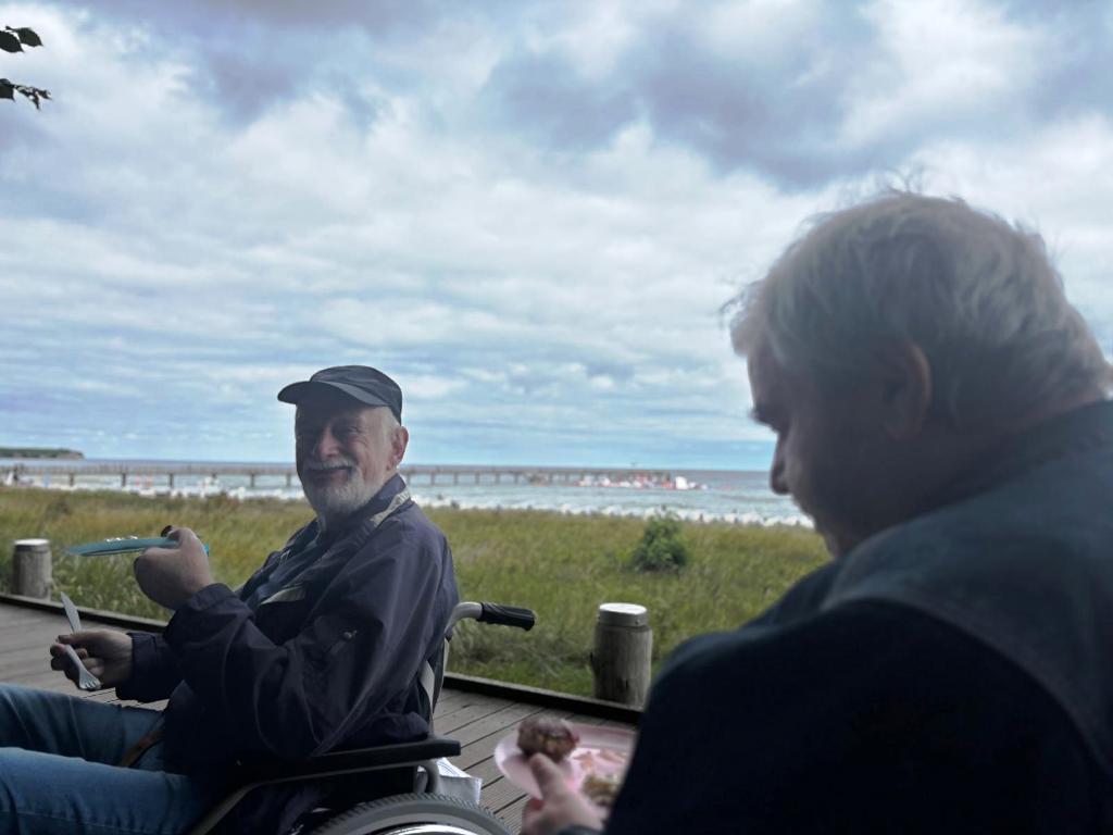 Zwei Männer bei einem Ausflug am Meer