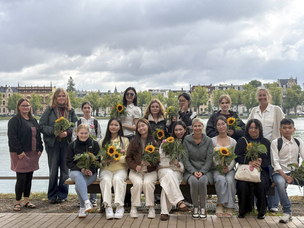 Gruppenfoto von Menschen mit Sonnenblumen