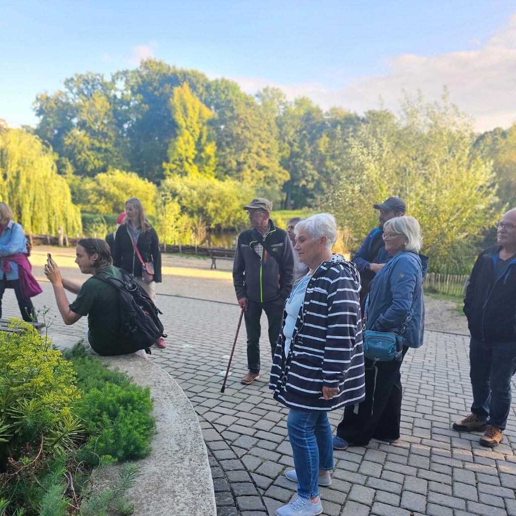 Gruppe von Menschen im Freien bei sonnigem Wetter