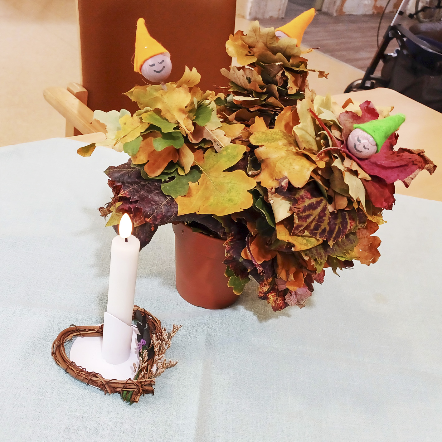 Herbstliche Dekoration mit Kerze