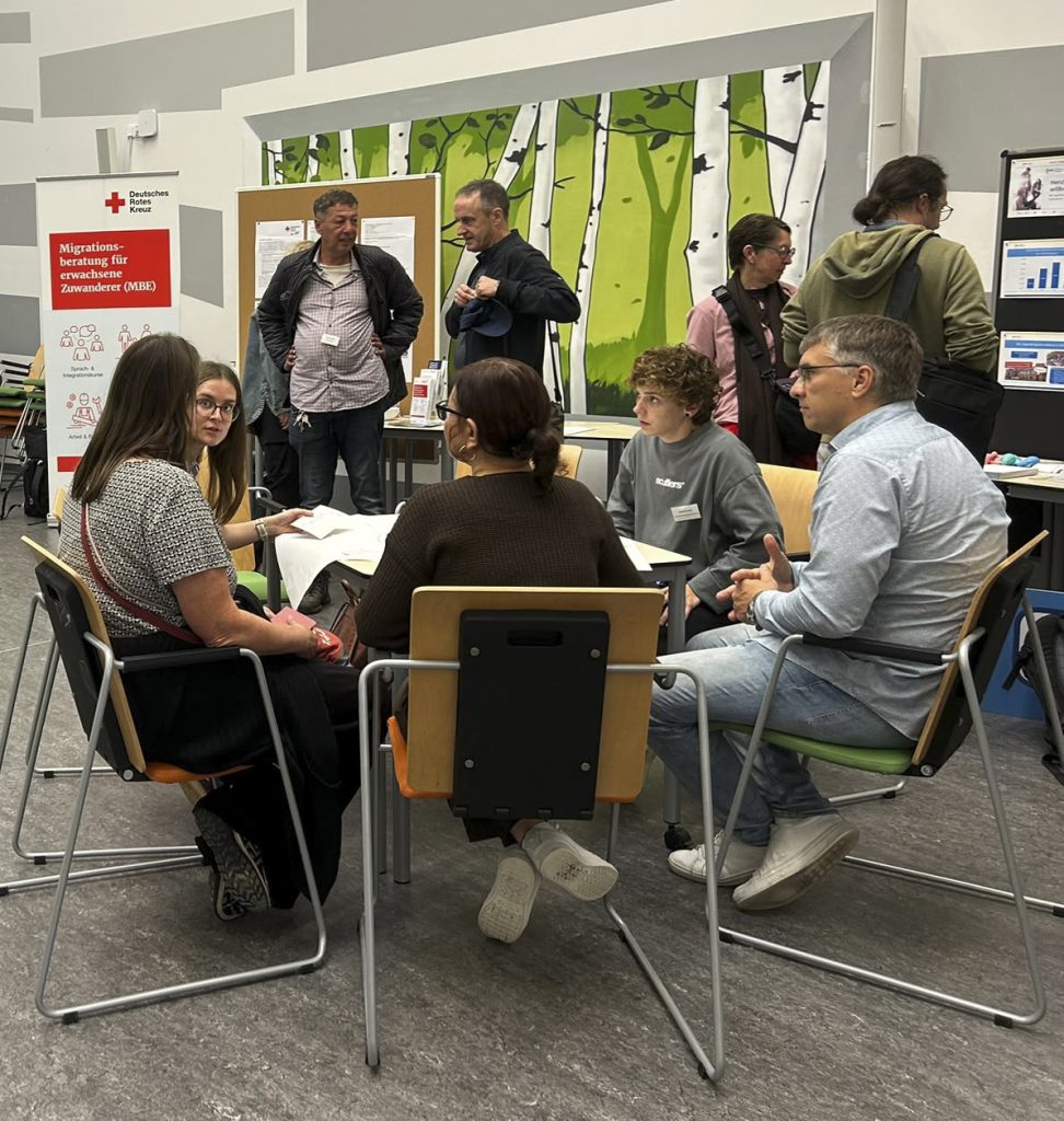 Mehrere Personen in einer Gesprächsrunde auf einer Veranstaltung.