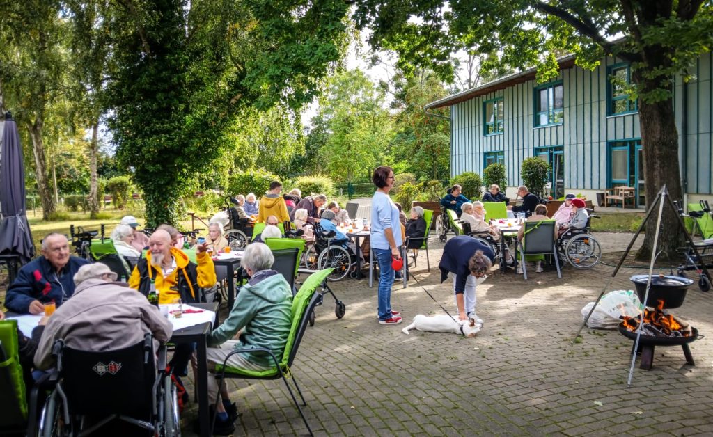 Menschen im Freien bei einem Treffen