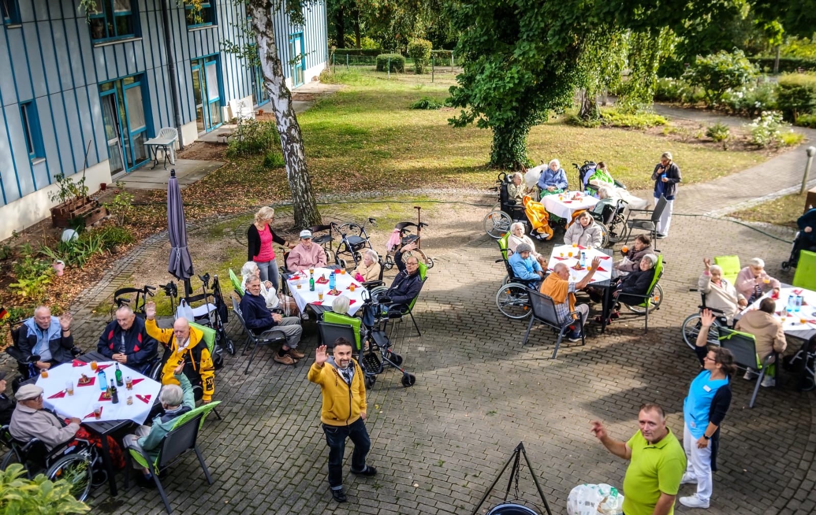 Gruppe von Menschen bei einem Treffen im Freien