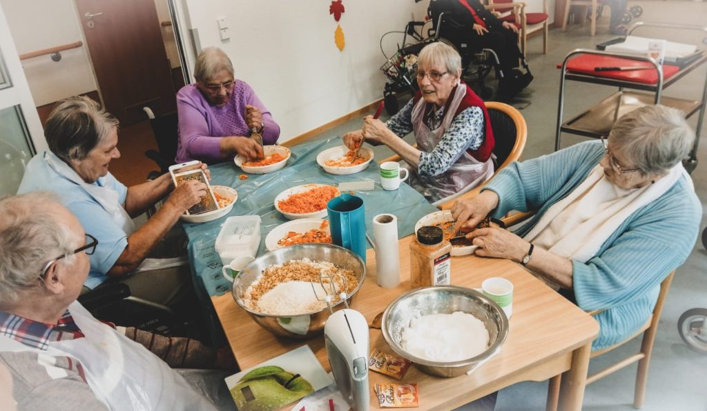 Ältere Menschen bereiten gemeinsam Essen zu