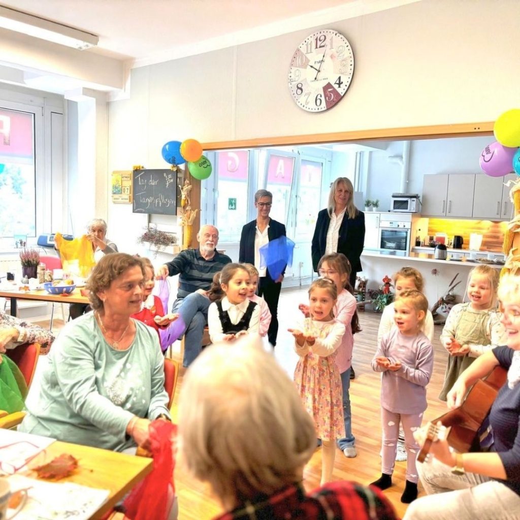 Kindergartenkinder beim Singen und Tanzen in einem Gemeinschaftsraum
