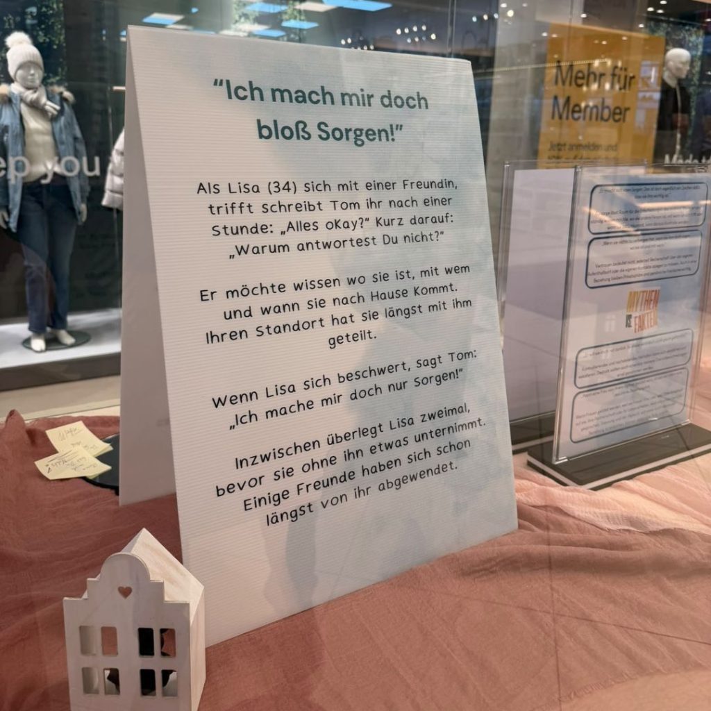 Schaufenster mit Plakat über Beziehungskonflikte