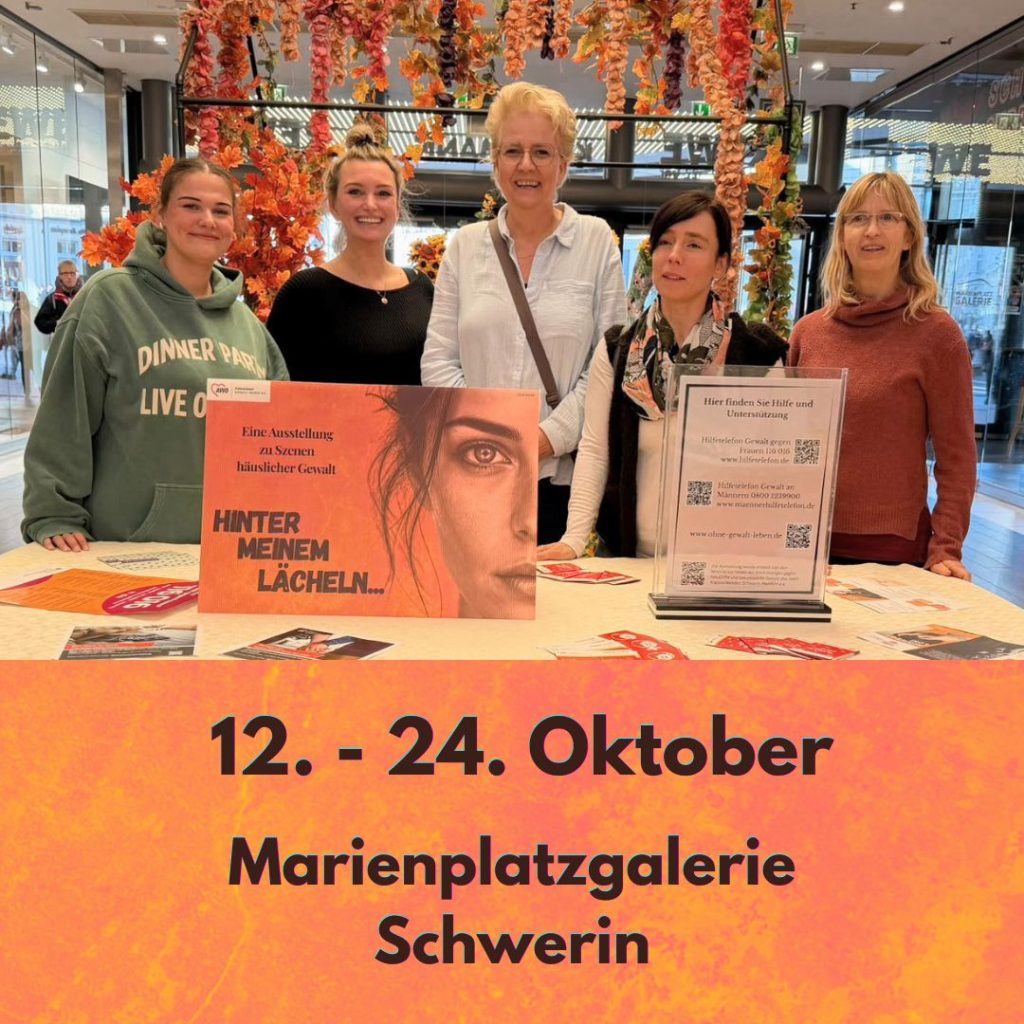 Gruppe von fünf Frauen hinter einem Tisch mit Informationsmaterial, umgeben von herbstlicher Dekoration.