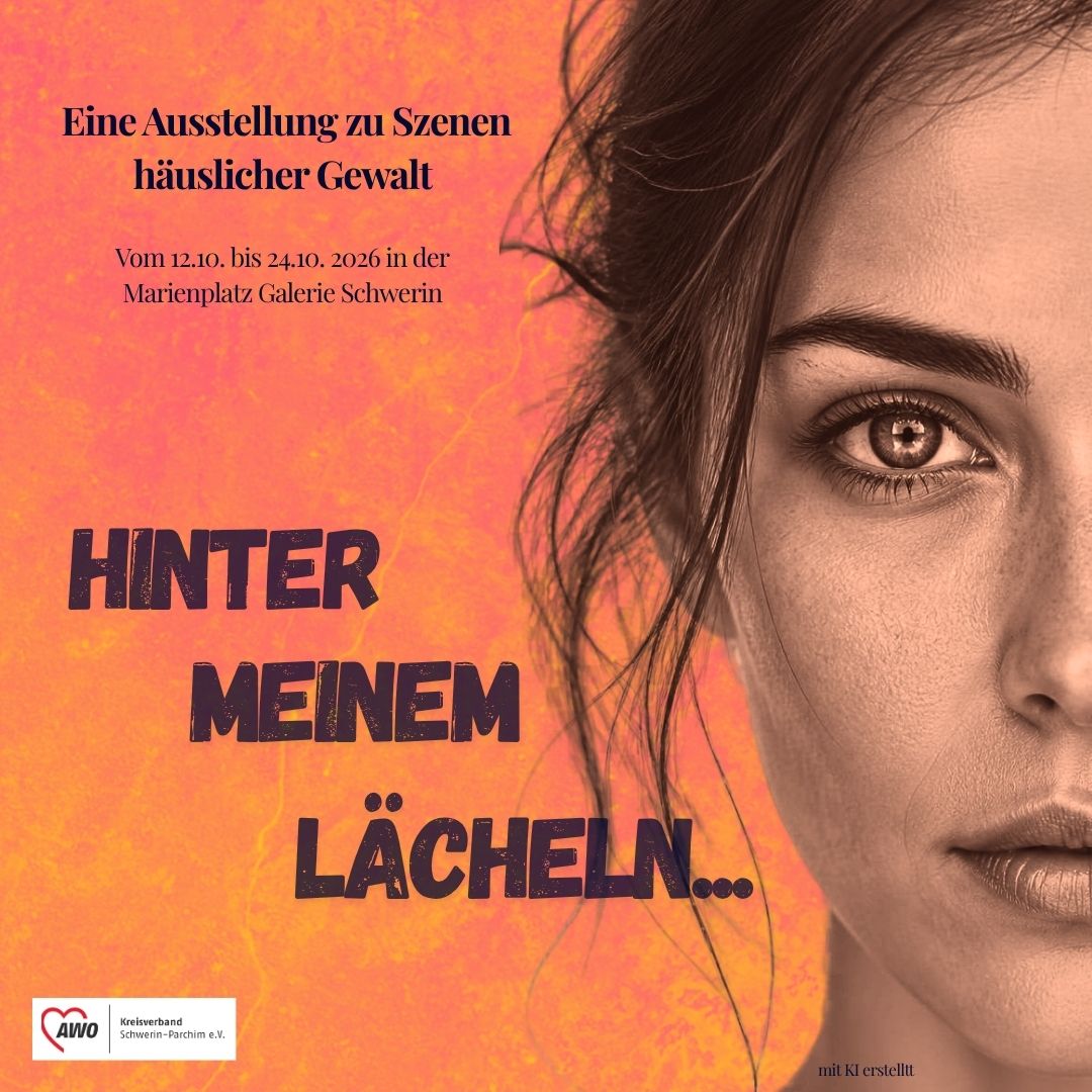 Ein Poster für eine Ausstellung über häusliche Gewalt mit einem teilweise sichtbaren Gesicht einer Frau und der Schriftzug 'Hinter meinem Lächeln...'.