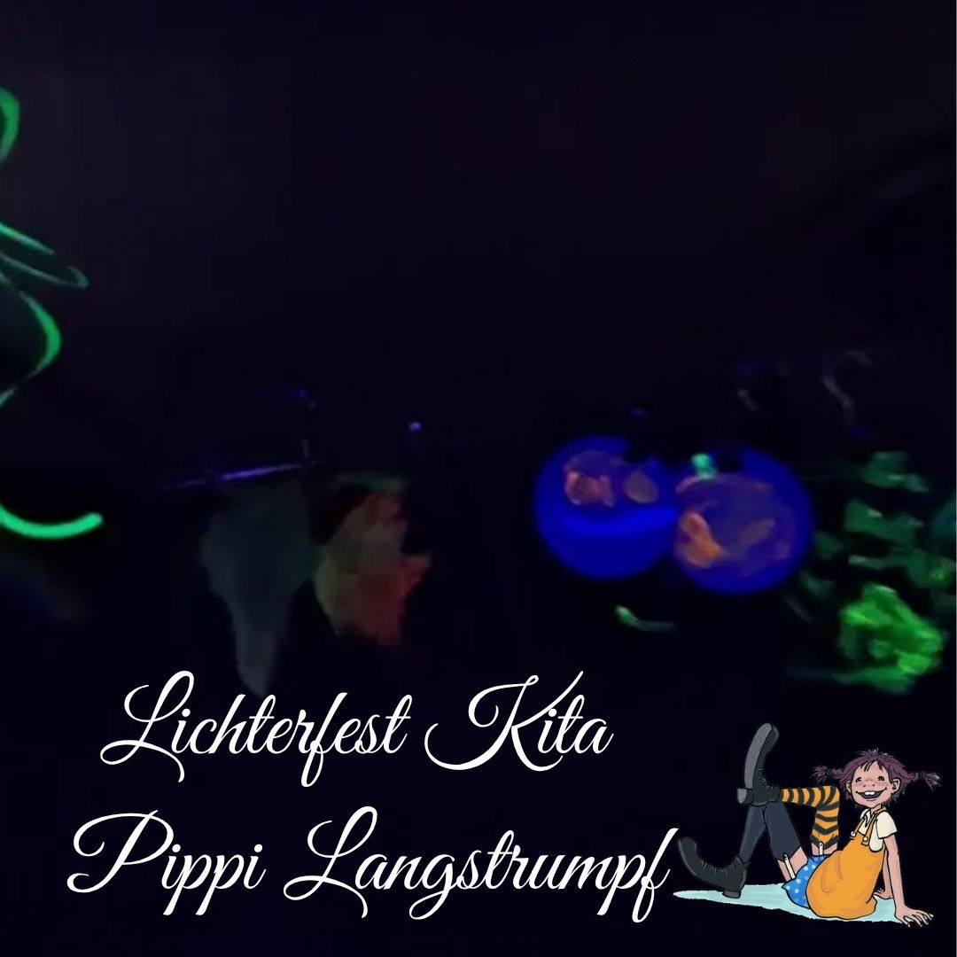 Ein Bild von einem Lichterfest in der Kita Pippi Langstrumpf, mit leuchtenden Dekorationen in einem dunklen Raum.