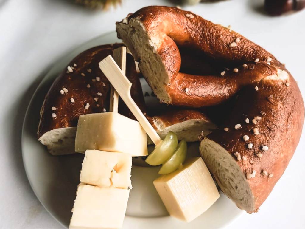 Teller mit Brezel und Käsewürfeln