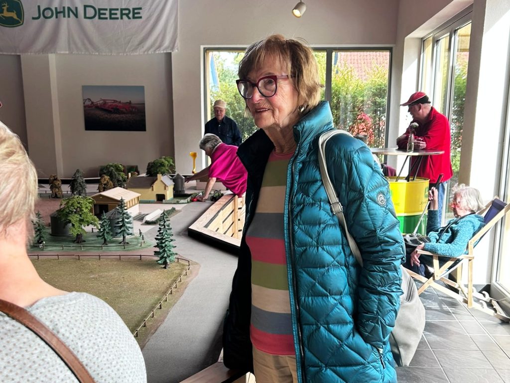 Gruppe von Menschen in einer Ausstellung mit Miniaturmodellen