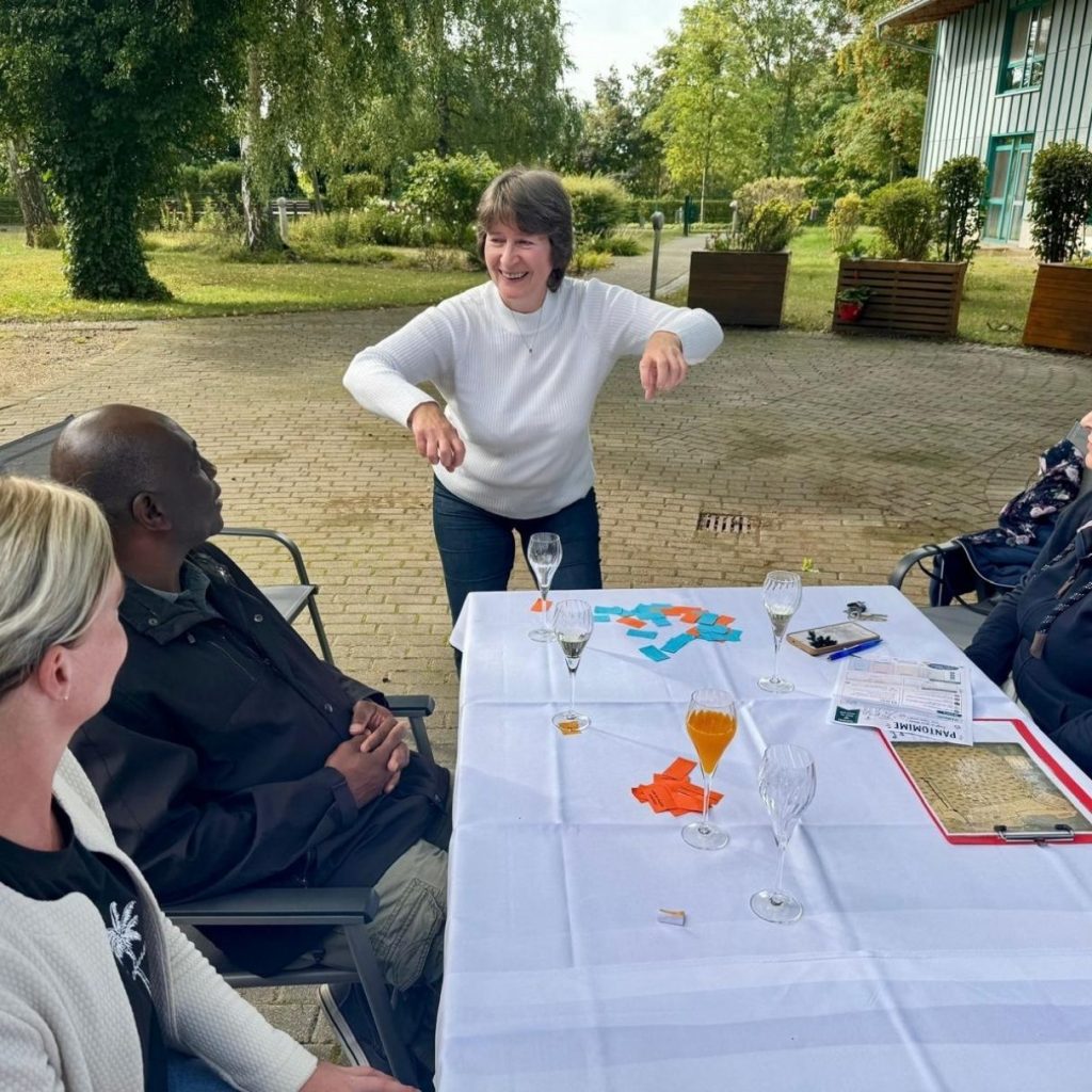 Personen bei einem Treffen im Freien