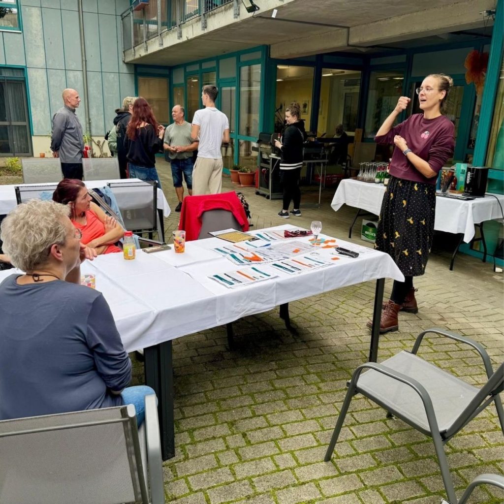 Menschen versammeln sich bei einem Event im Freien