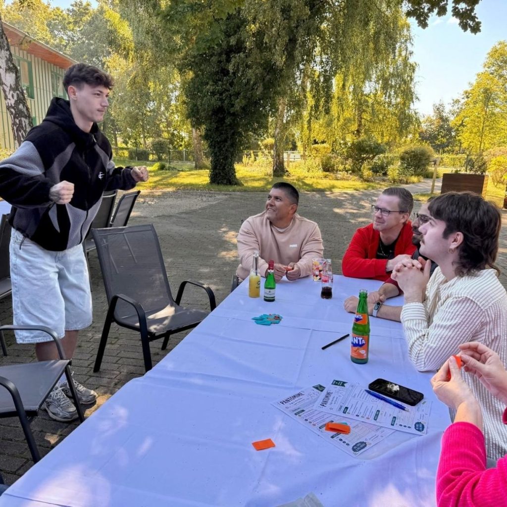 Eine Gruppe von Menschen bei einem Treffen im Freien.